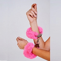 Шикарные наручники с пушистым розовым мехом FriVole