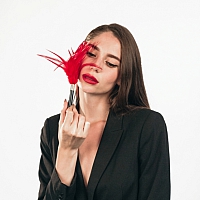 Тиклер Burlesque Plume Red